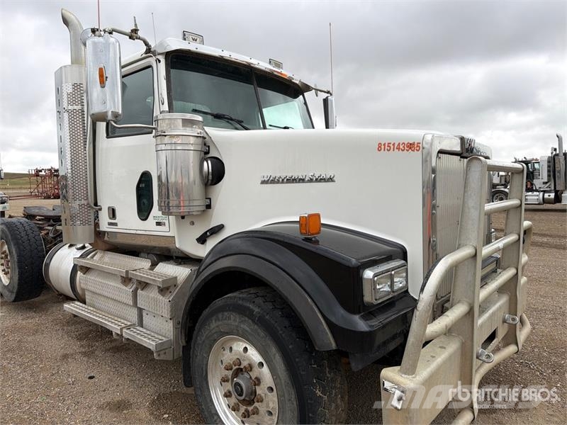 Western Star 4900FA 8x4 Tri/A Day Cab Truck Tractor Vetopöytäautot