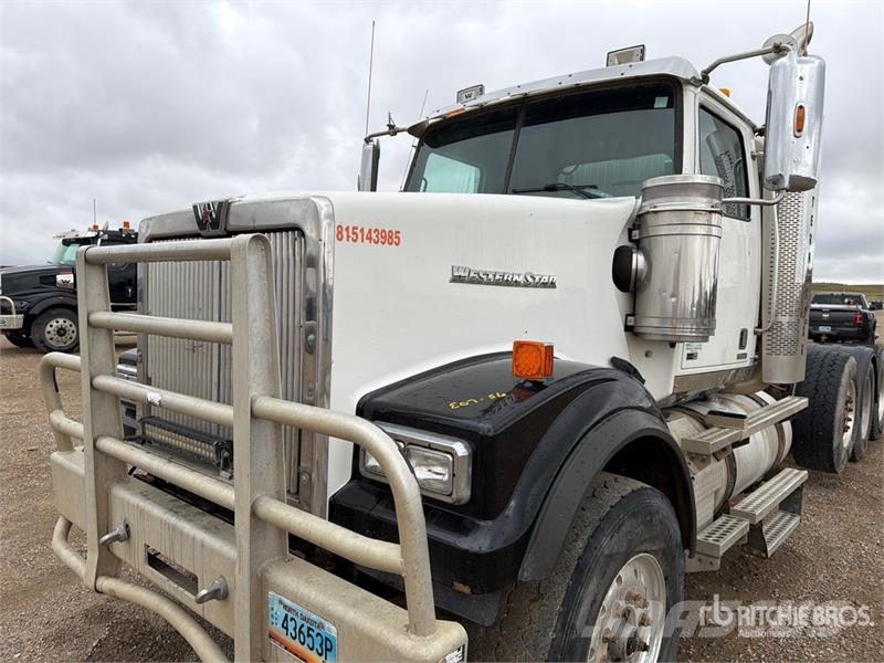 Western Star 4900FA 8x4 Tri/A Day Cab Truck Tractor Vetopöytäautot