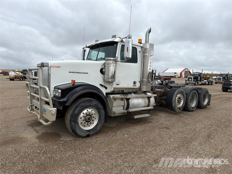 Western Star 4900FA 8x4 Tri/A Day Cab Truck Tractor Vetopöytäautot