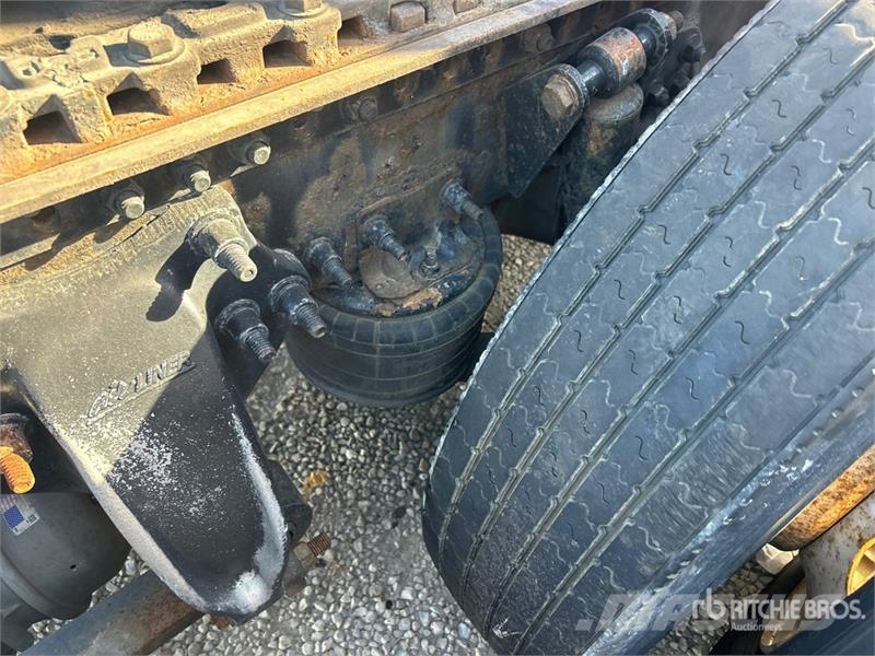 Western Star 5700 6x4 T/A Sleeper Truck Tractor (Inoperable) Ťahače