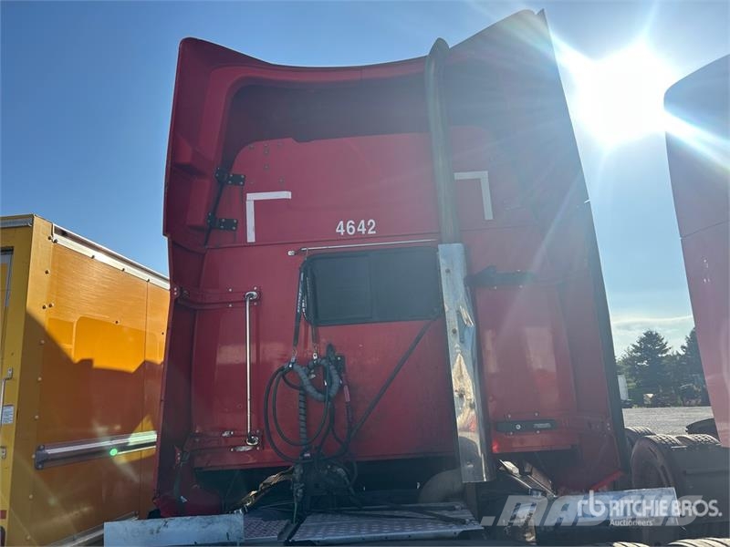 Western Star 5700 6x4 T/A Sleeper Truck Tractor (Inoperable) Ťahače