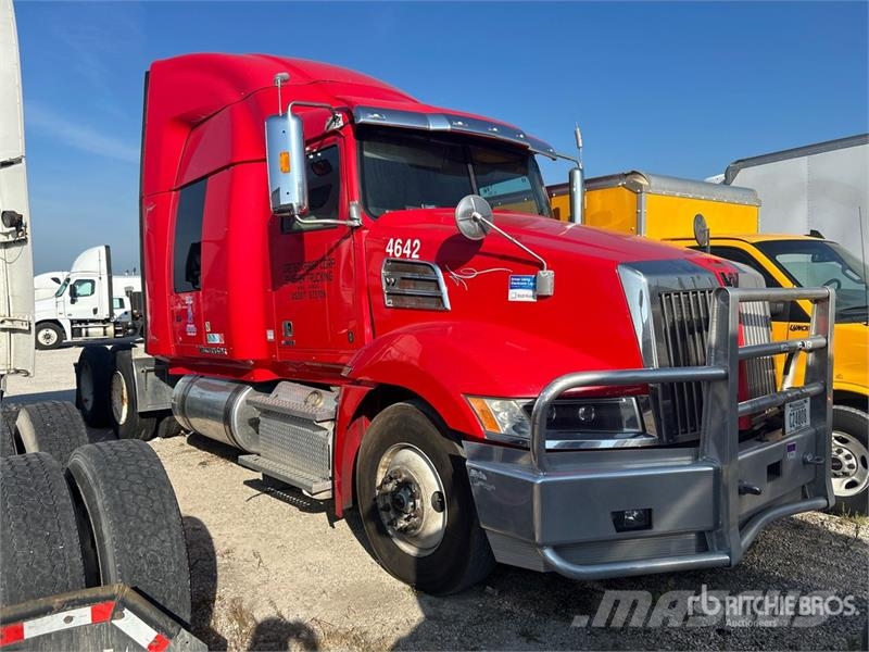 Western Star 5700 6x4 T/A Sleeper Truck Tractor (Inoperable) Ťahače