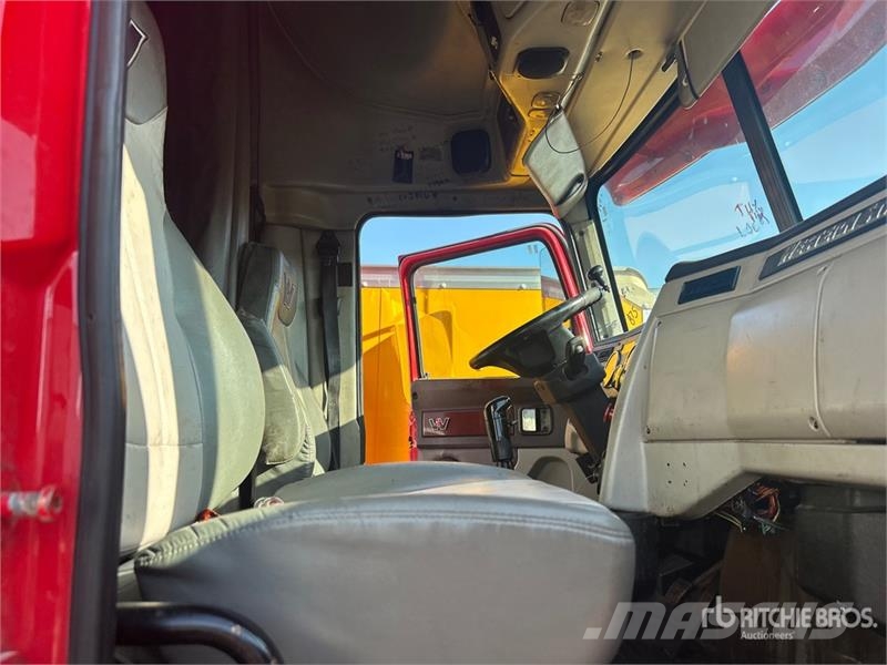 Western Star 5700 6x4 T/A Sleeper Truck Tractor (Inoperable) Ťahače
