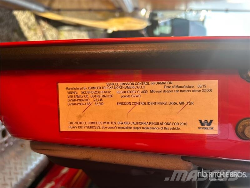 Western Star 5700 6x4 T/A Sleeper Truck Tractor (Inoperable) Ťahače