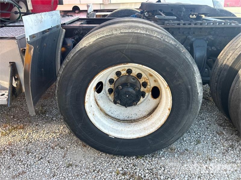 Western Star 5700 6x4 T/A Sleeper Truck Tractor (Inoperable) Ťahače