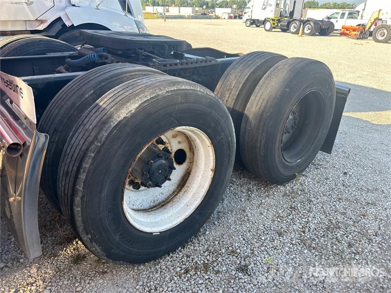 Western Star 5700 6x4 T/A Sleeper Truck Tractor (Inoperable) Ťahače
