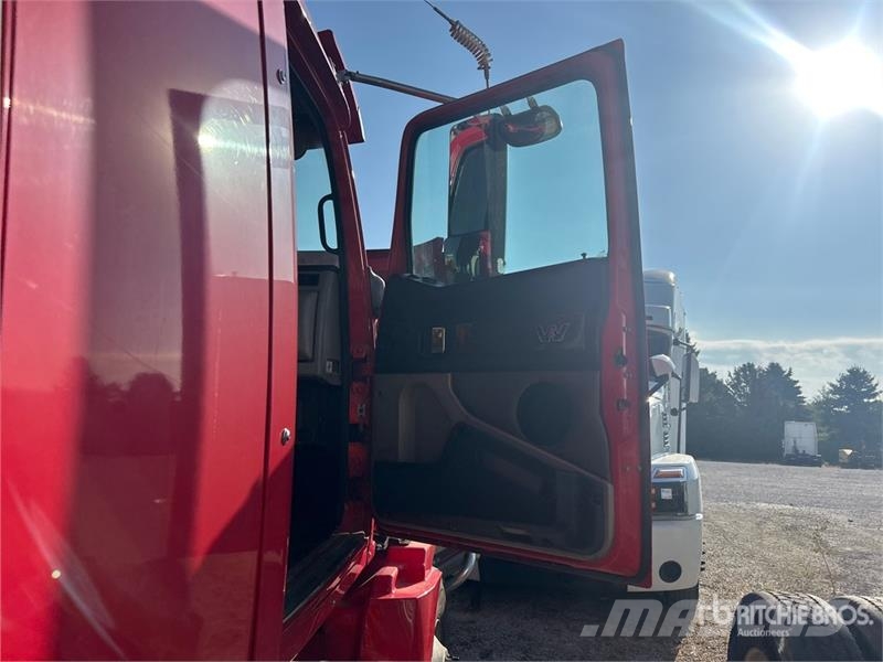 Western Star 5700 6x4 T/A Sleeper Truck Tractor (Inoperable) Ťahače