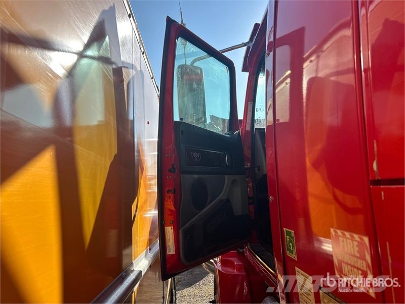 Western Star 5700 6x4 T/A Sleeper Truck Tractor (Inoperable) Ťahače
