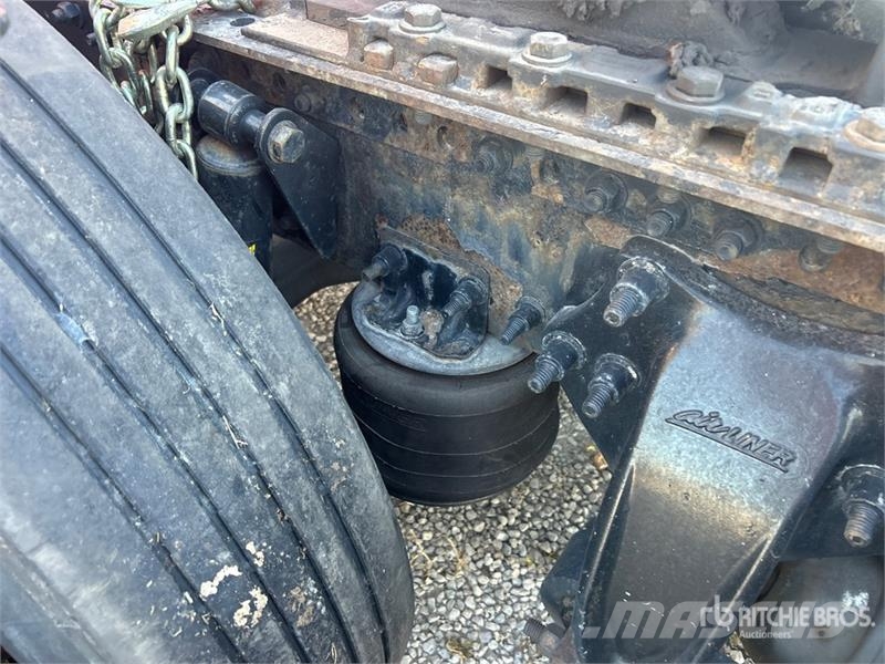Western Star 5700 6x4 T/A Sleeper Truck Tractor (Inoperable) Ťahače