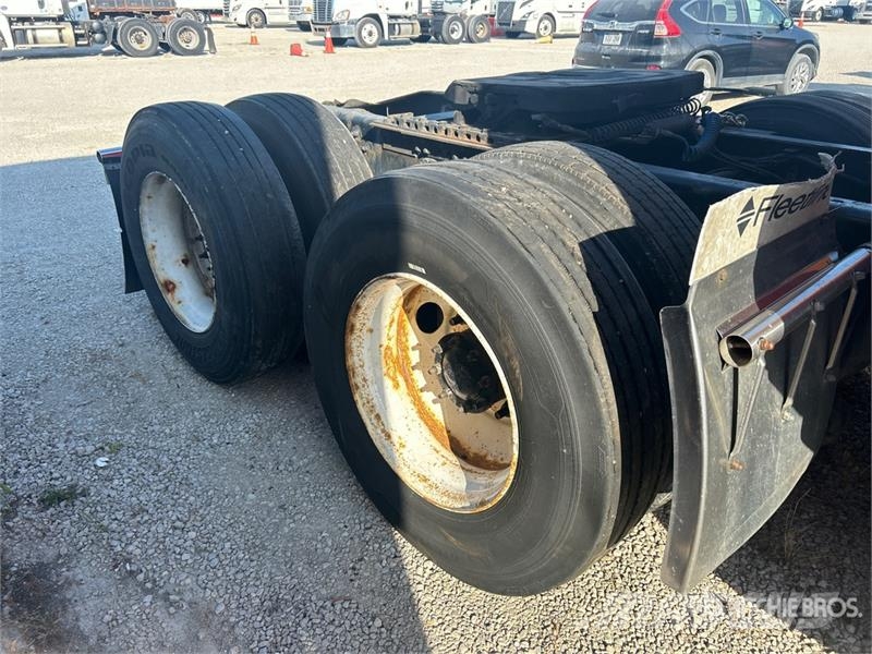 Western Star 5700 6x4 T/A Sleeper Truck Tractor (Inoperable) Ťahače