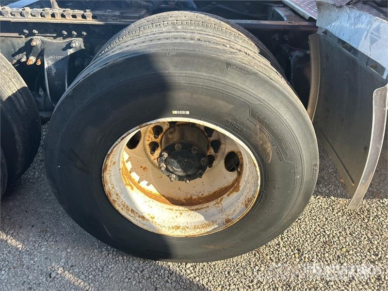 Western Star 5700 6x4 T/A Sleeper Truck Tractor (Inoperable) Ťahače