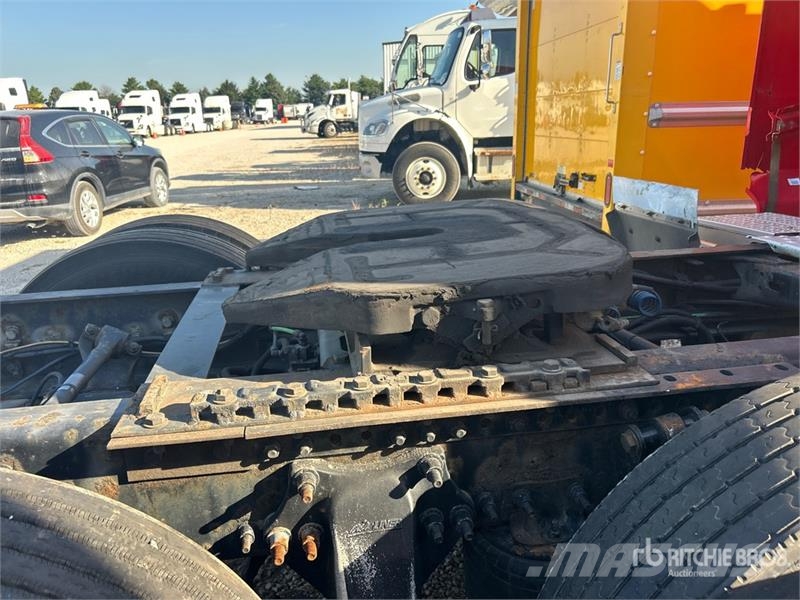 Western Star 5700 6x4 T/A Sleeper Truck Tractor (Inoperable) Ťahače
