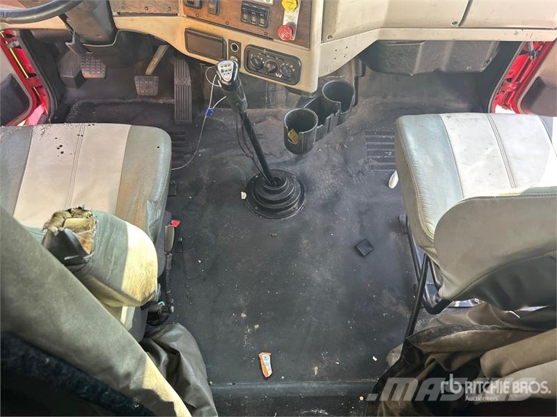 Western Star 5700 6x4 T/A Sleeper Truck Tractor (Inoperable) Ťahače
