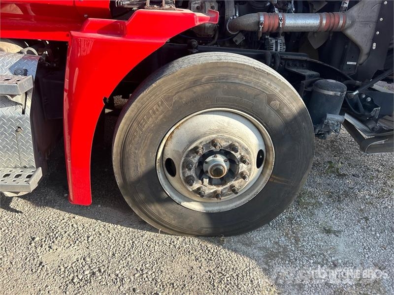 Western Star 5700 6x4 T/A Sleeper Truck Tractor (Inoperable) Ťahače