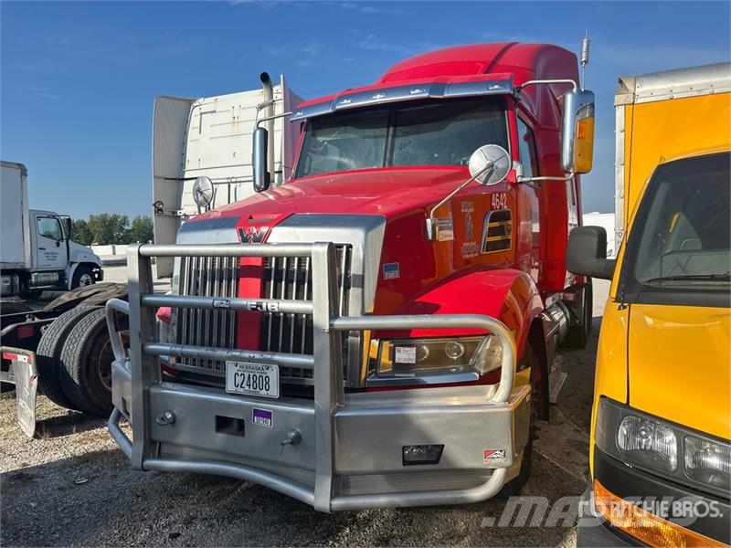 Western Star 5700 6x4 T/A Sleeper Truck Tractor (Inoperable) Ťahače