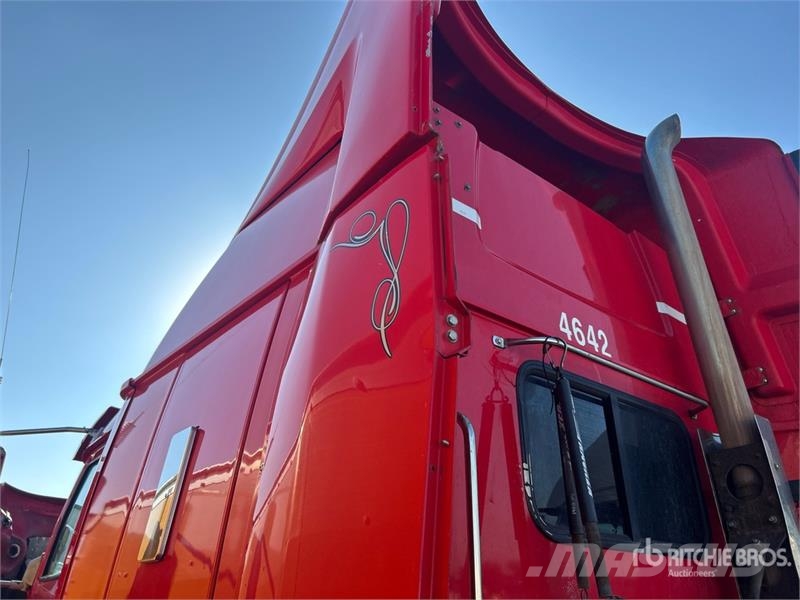 Western Star 5700 6x4 T/A Sleeper Truck Tractor (Inoperable) Ťahače