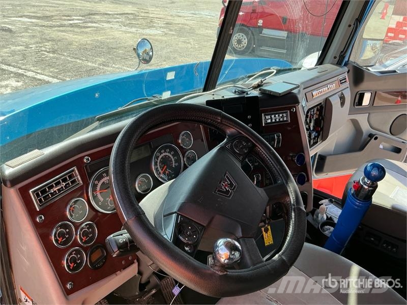 Western Star 5700 6x4 T/A Sleeper Truck Tractor Tracteur routier