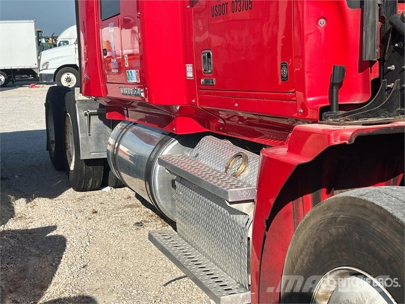 Western Star 5700 6x4 T/A Sleeper Truck Tractor (Inoperable) Ťahače