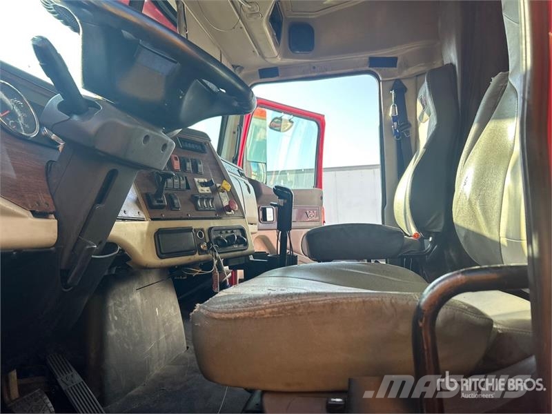 Western Star 5700 6x4 T/A Sleeper Truck Tractor (Inoperable) Ťahače