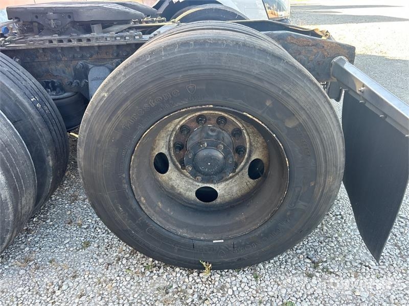 Western Star 5700 6x4 T/A Sleeper Truck Tractor (Inoperable) Ťahače
