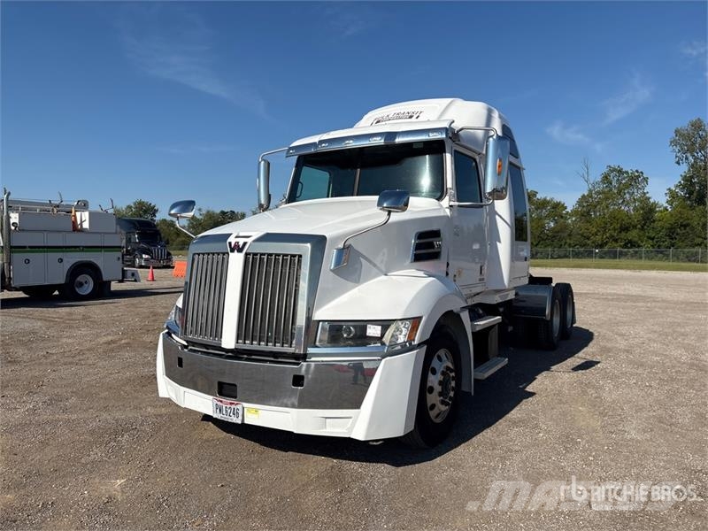 Western Star 5700 6x4 T/A Sleeper Truck Tractor Sattelzugmaschinen