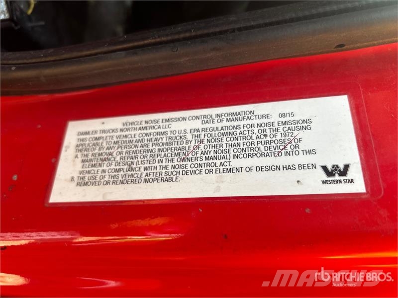 Western Star 5700 6x4 T/A Sleeper Truck Tractor (Inoperable) Ťahače