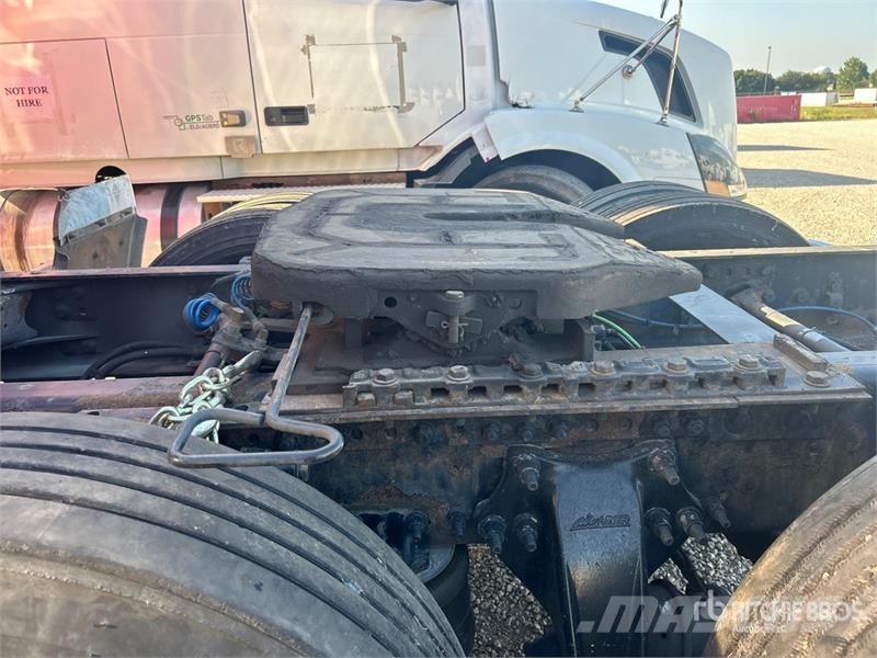 Western Star 5700 6x4 T/A Sleeper Truck Tractor (Inoperable) Ťahače