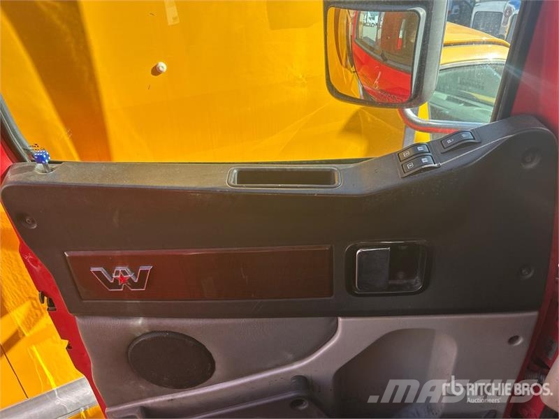 Western Star 5700 6x4 T/A Sleeper Truck Tractor (Inoperable) Ťahače