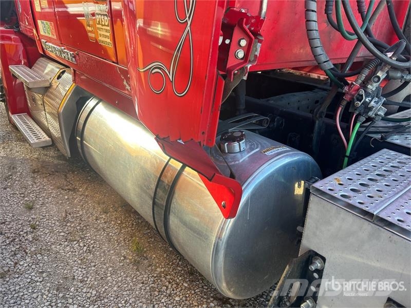 Western Star 5700 6x4 T/A Sleeper Truck Tractor (Inoperable) Ťahače