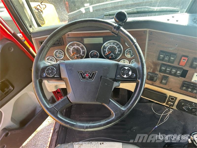 Western Star 5700 6x4 T/A Sleeper Truck Tractor (Inoperable) Ťahače