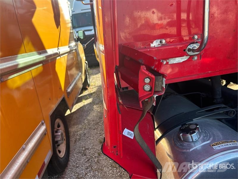 Western Star 5700 6x4 T/A Sleeper Truck Tractor (Inoperable) Ťahače