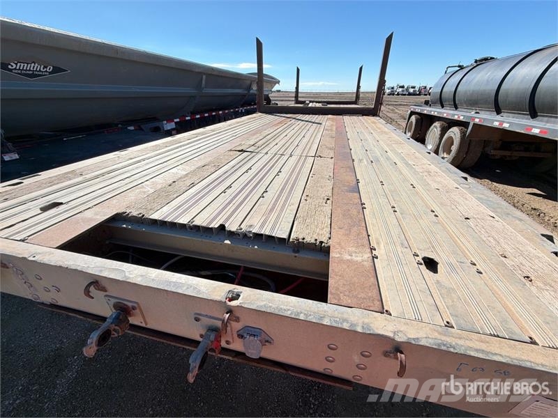 Wilson CF900 48 ft T/A Spread Axle Flatbed Trailer Planhengere