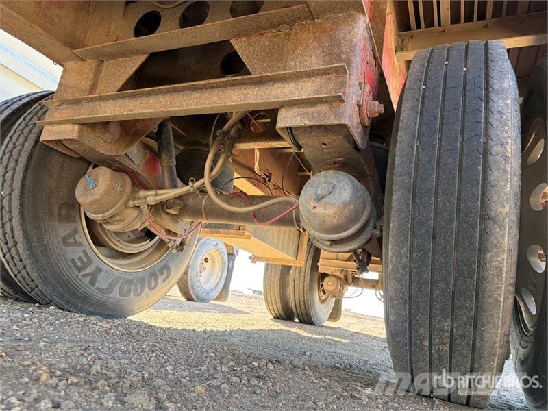 Wilson CF900 48 ft T/A Spread Axle Flatbed Trailer Planhengere