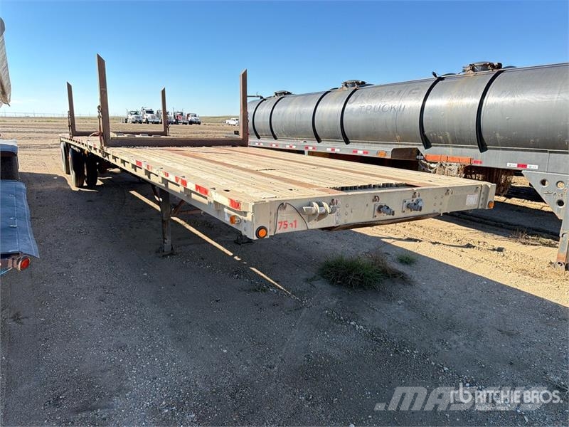 Wilson CF900 48 ft T/A Spread Axle Flatbed Trailer Planhengere