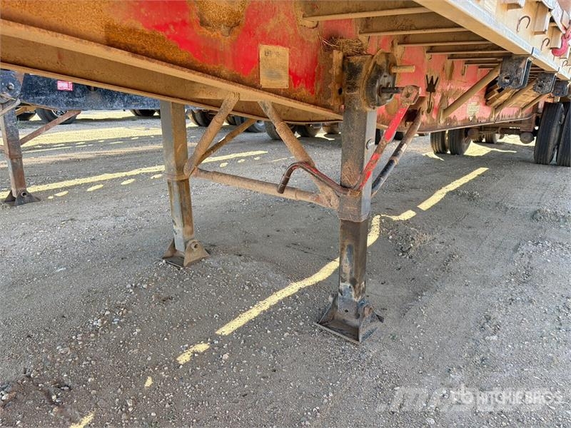 Wilson CF900 48 ft T/A Spread Axle Flatbed Trailer Planhengere