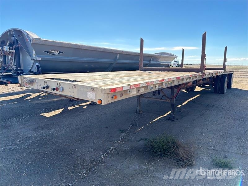 Wilson CF900 48 ft T/A Spread Axle Flatbed Trailer Planhengere