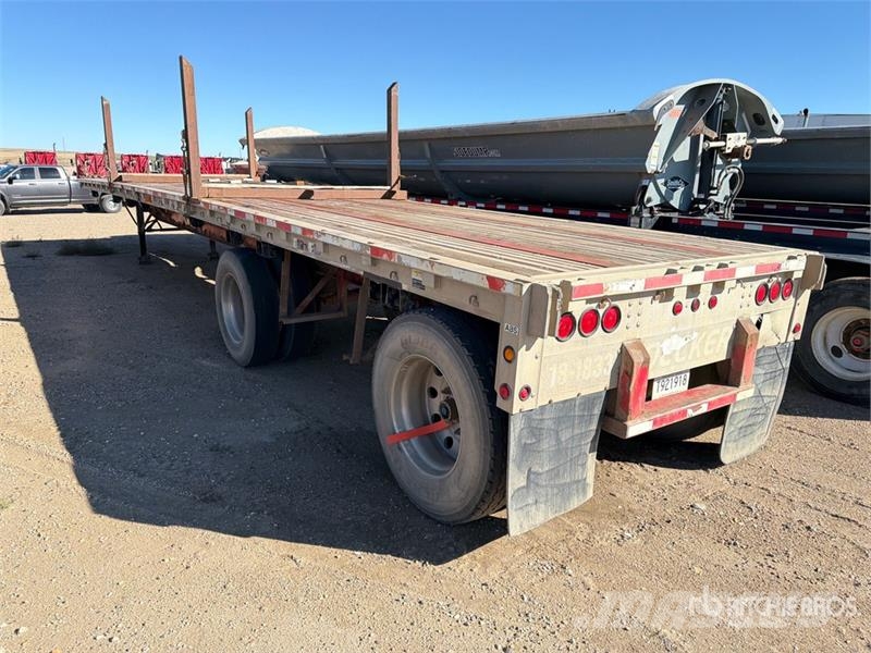 Wilson CF900 48 ft T/A Spread Axle Flatbed Trailer Planhengere