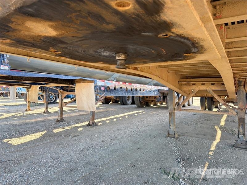 Wilson CF900 48 ft T/A Spread Axle Flatbed Trailer Planhengere