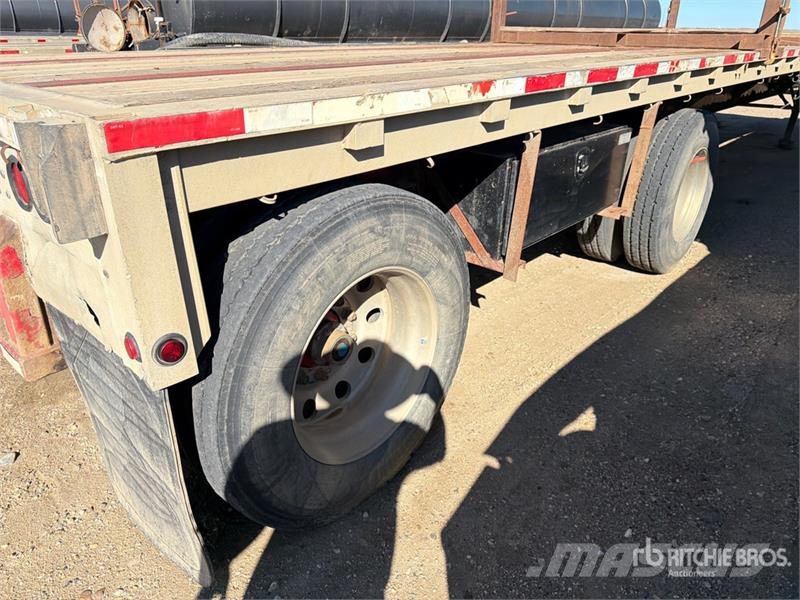 Wilson CF900 48 ft T/A Spread Axle Flatbed Trailer Planhengere