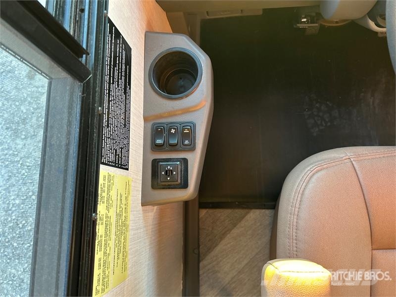  Winnebago Adventurer 35F Motor Home 露營車和有篷卡車