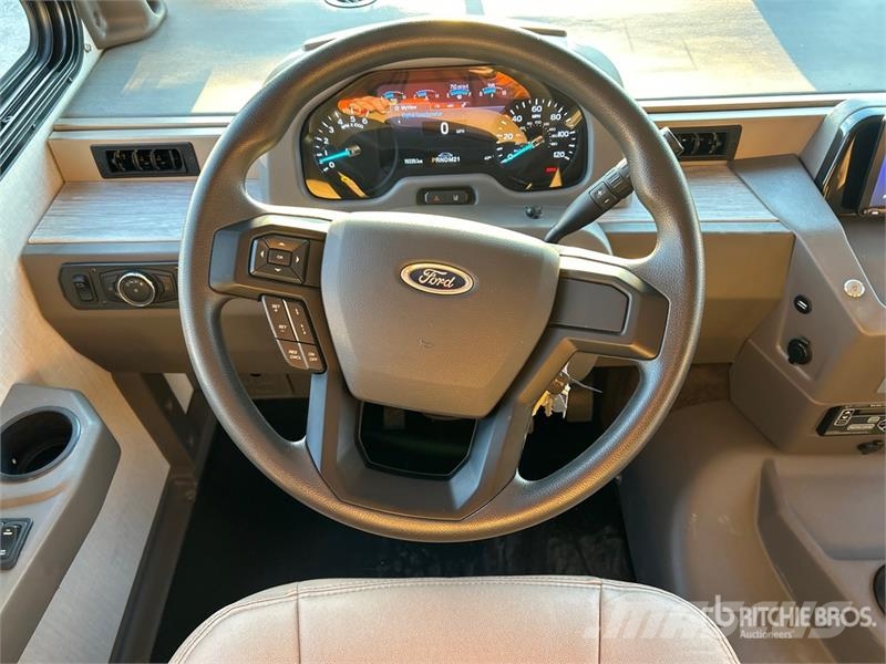  Winnebago Adventurer 35F Motor Home 露營車和有篷卡車
