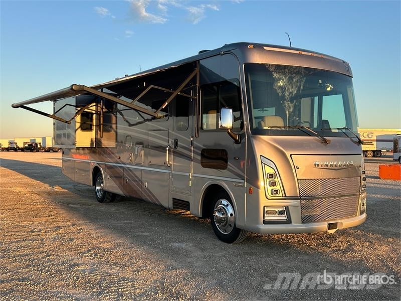  Winnebago Adventurer 35F Motor Home 露營車和有篷卡車