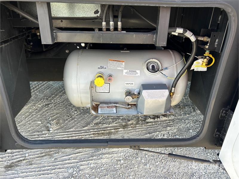  Winnebago Adventurer 35F Motor Home 露營車和有篷卡車