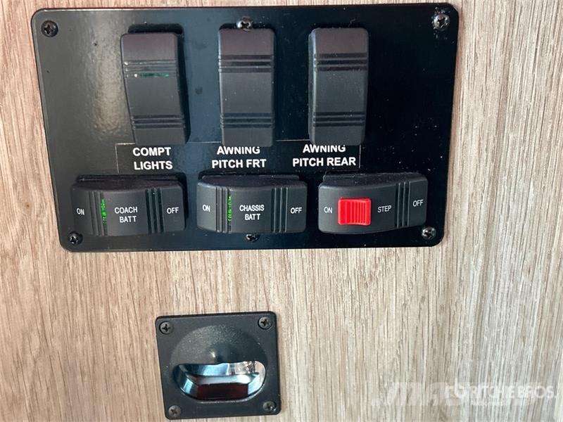  Winnebago Adventurer 35F Motor Home 露營車和有篷卡車