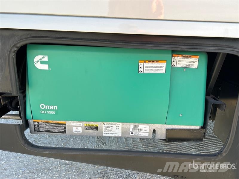  Winnebago Adventurer 35F Motor Home 露營車和有篷卡車