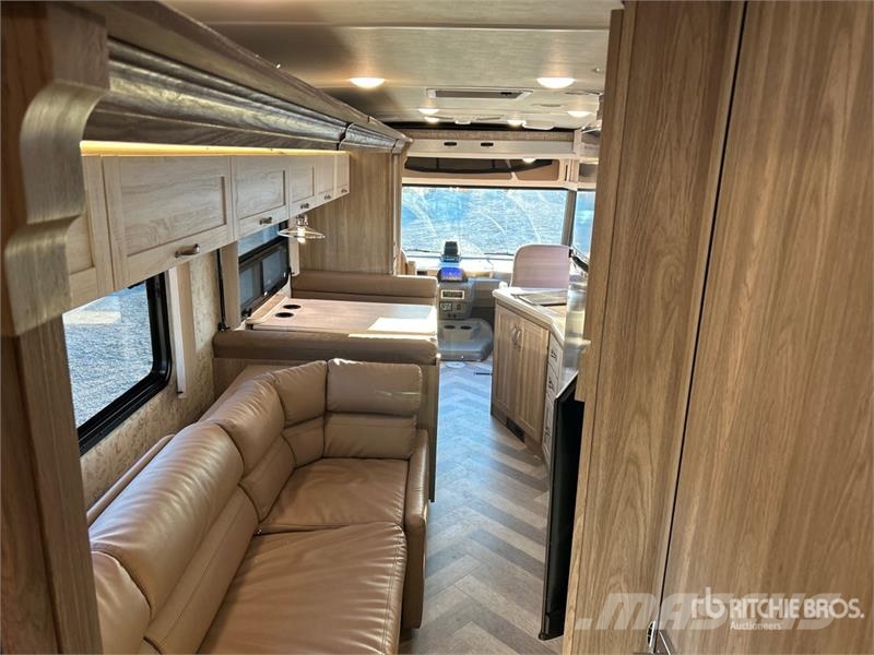  Winnebago Adventurer 35F Motor Home 露營車和有篷卡車