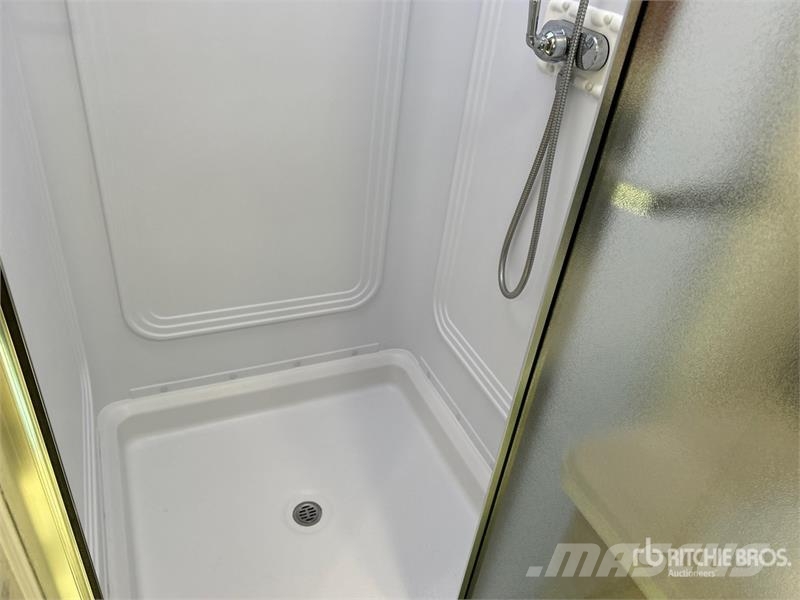  Winnebago Adventurer 35F Motor Home 露營車和有篷卡車