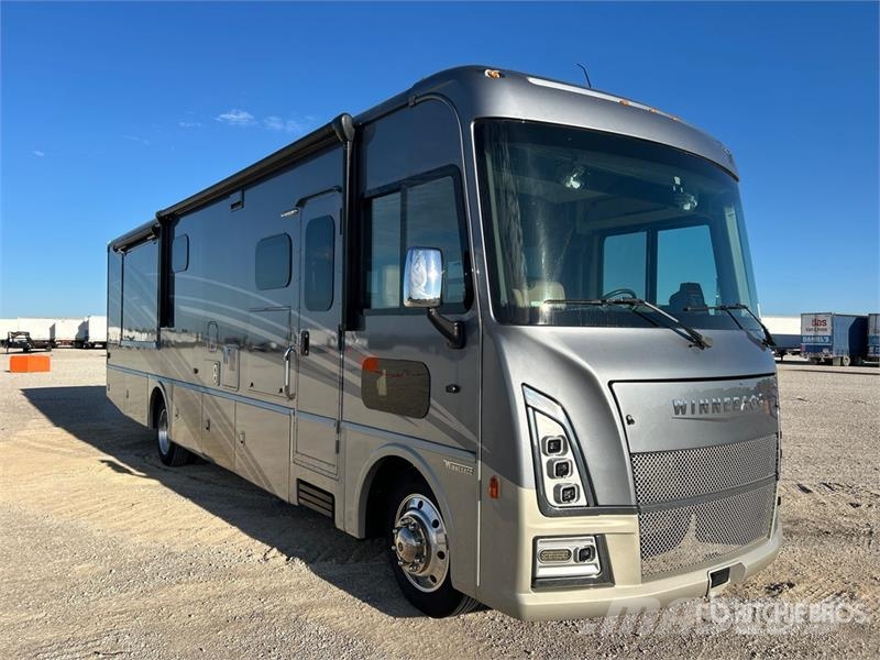  Winnebago Adventurer 35F Motor Home 露營車和有篷卡車
