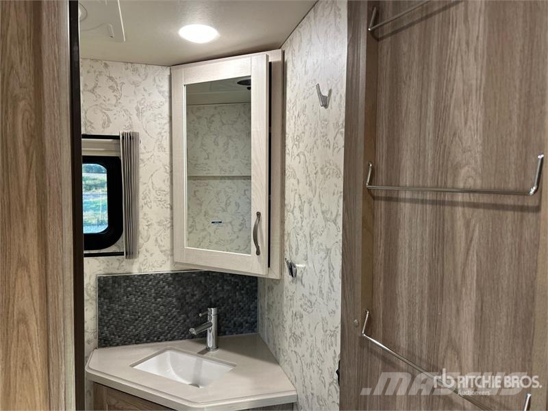  Winnebago Adventurer 35F Motor Home 露營車和有篷卡車