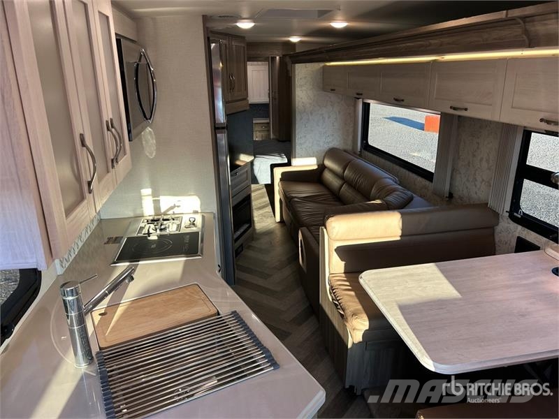  Winnebago Adventurer 35F Motor Home 露營車和有篷卡車